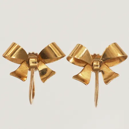 Ett par örhängen rosetter, längd 10mm, bredd 15mm, skruvlås, 18K Vikt: 2,3 g