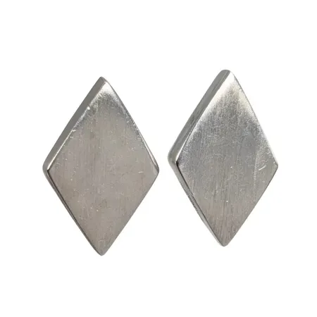 Örhängen, ett par, silver 925/1000, mått 16x10 mm, svagt borstad yta, tillverkarstämpel CGH (Guldfynd, Hallbergs, Iduna) Vikt: 2,8 g