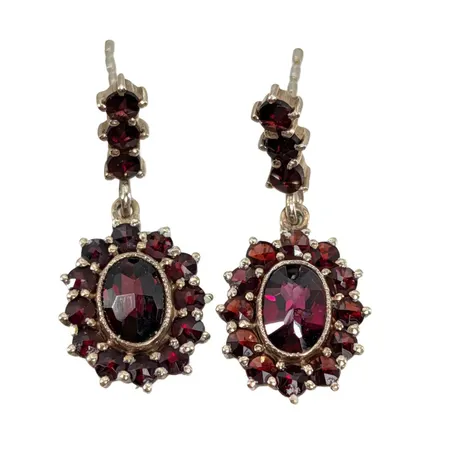 Örhängen, ett par, Granater, förgyllt silver 830/1000, längd 26,5 mm, bredd 12 mm, samtliga stenar utan anmärkning, tillverkarstämpel HE, ploppar saknas  Vikt: 3,6 g