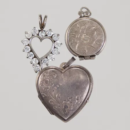 3 Hängen, stenar, gravyrer, defekta, silver. Bruttovikt: 11,4g Vikt: 0 g