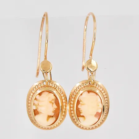 Ett par örhängen med Camé dam, längd 25mm, 18K Vikt: 1,1 g