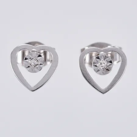Ett par örhängen hjärtan med diamanter ca 2x0,01ct åttkantslipade Ø ca 7mm vitguld 18K  Vikt: 0,8 g