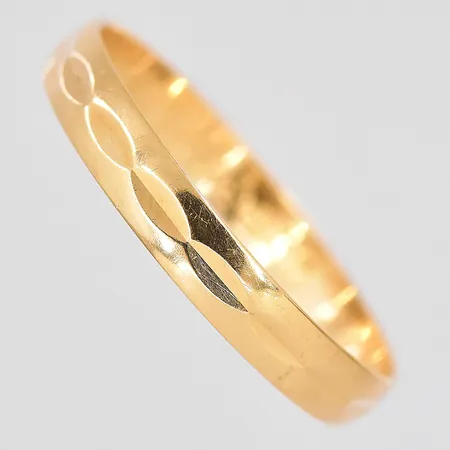 Ring mönstrad stl 21¼, bredd 3,5mm, gravyr, 18K Vikt: 2,3 g