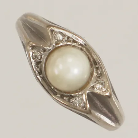 Ring med pärla samt diamanter 4x ca 0,01ct, stl 17, bredd 8mm, vitguld, 18K  Vikt: 4,6 g