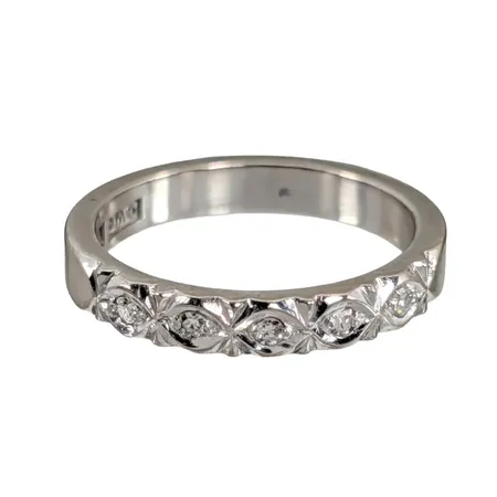 Diamantring, 18K vitguld, Diamanter 5 x 0,01ct, Guldsmed Rolf Nilsson (OWN), Kristianstad, Ø mellan 16¾ och 17,0 mm, bredd 3 mm Vikt: 4,8 g