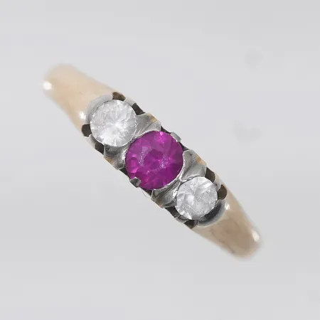 Ring med syntetisk rubin och vita stenar 18k 3,7g 18¼(57) bredd 0.8-4,6mm