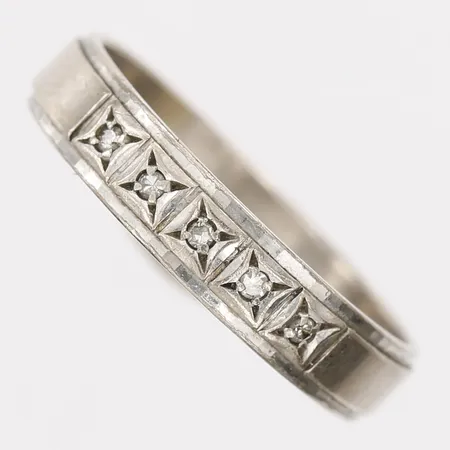 Ring med diamanter 5x ca 0,01ct, stl 17¾, bredd 4mm, gravyr, 18K vitguld. Vikt: 2,9 g