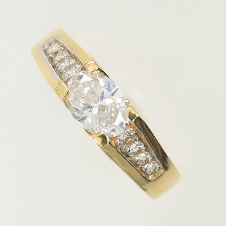 Ring med vita stenar stl 18, bredd 2-4mm, 14K, 2,7g Vikt: 2,7 g