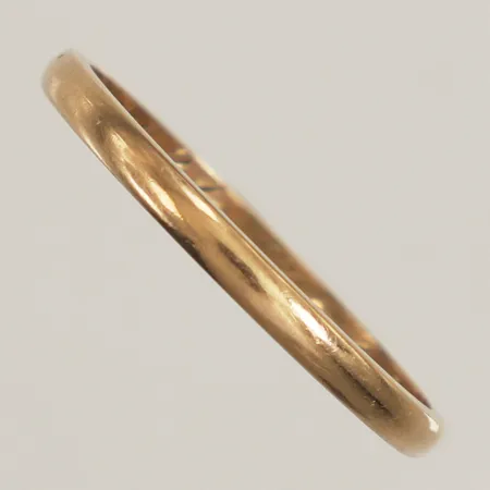 Ring slät, stl 21¼, bredd 2,4mm, gravyr, 18K  Vikt: 3,2 g