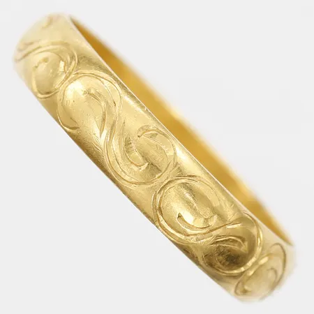 Ring med mönsterdekor, gravyr, stl: 22¼, 23K guld Vikt: 8,3 g