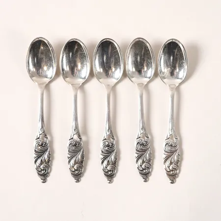 Fem moccaskedar, norska stämplar, svenska importstämplar, längd 10cm, slitage, 830/1000 silver. Vikt: 41,7 g