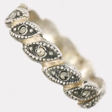 Ring med markasiter, stl 18, bredd 4mm, slitage, 830/1000 silver.  Vikt: 2,3 g