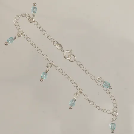 Armband med blå plastpärlor, längd 18cm, bredd 2,8mm, silver 925/1000 Vikt: 3 g Skickas med postpaket.