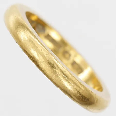 Ring slät med gravyr, stl: 16¼, bredd: 2 mm, 23K guld Vikt: 6,7 g