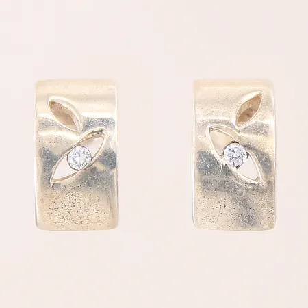 Ett par örhängen med vita stenar samt genombruten dekor, 14x7,3mm, GHA, silver 925/1000 Vikt: 3,7 g