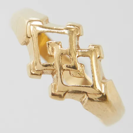 Ring med genombruten dekor, stl17, bredd 2,5-9mm, bucklig skena, 14K Vikt: 1,9 g