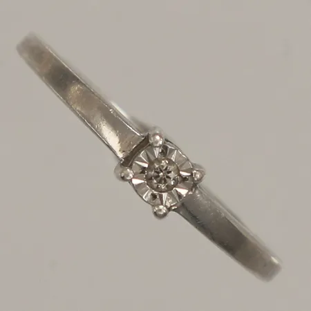 Ring med diamant ca 0,02ct, stl 17, bredd 3,8mm, GHA, 925/1000 silver  Vikt: 1,5 g
