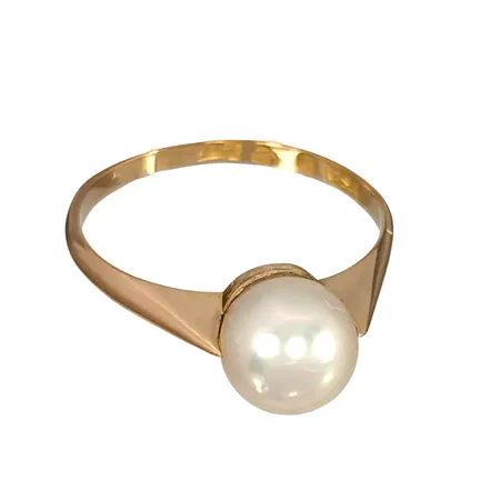 Ring, 18K guld, odlad Pärla Ø 7 mm, blåvitrosa ton, god lyster, Svedboms Guld & Ädelstenar (ESM), svensk kontrollstämpel, Ø17,0 mm, skenans bredd 1,5 - 2 mm Vikt: 2,4 g