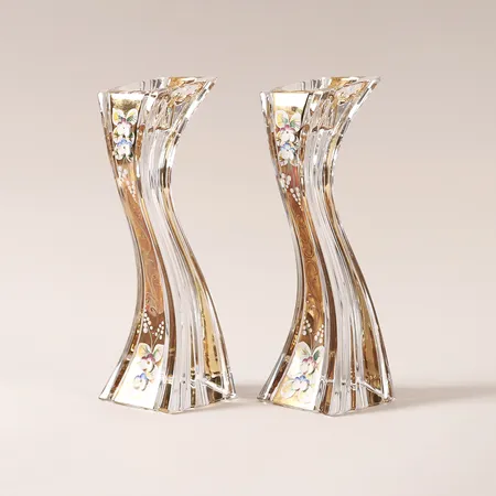 Ett par ljusstakar, polykromt dekorerade, troligen Böhmen, höjd 22cm, den ena med mindre fotnagg. Skickas med paket.