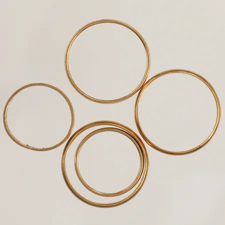 Fem ringar, stl 16½-21, gravyr, 18K  Vikt: 13 g