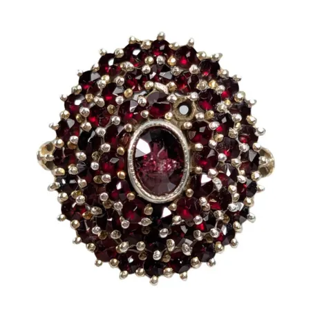 Ring, silver 830/1000, Granater, större dekor, förgyllning, Ø17¼ mm, skena bredd 2,2 mm, dekor 21x18,5 mm, tillverkarstämpel HE, översta sten med nagg, en sten saknas, svensk kontroll/importstämpel på skenans utsida  Vikt: 5,7 g