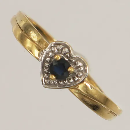 Ring med blå sten, stl 17½, bredd 1-6,6mm, bucklig skena, 18K Vikt: 1,3 g