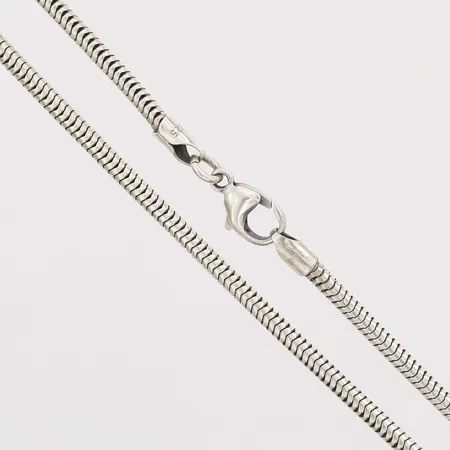 Kedja ormlänk, längd 52cm, bredd 3mm, slitage, 925/1000 silver. Vikt: 13,5 g