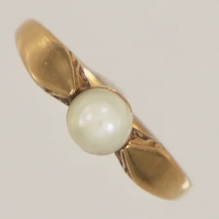 Ring pärla, stl 17¼, bredd 5,2mm, 18K  Vikt: 1,9 g