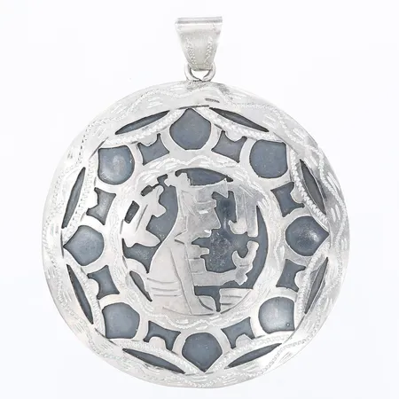 Hänge, figurscen, ca Ø5,5mm, slitage, 800/1000 silver. Vikt: 17,5 g