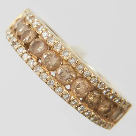 Ring med diamanter 11 x ca 0,05ct + 44 x ca 0,005ct, stl15½, bredd 3-5,5mm, bucklig, 14K Vikt: 3 g