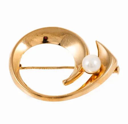 Brosch i 18K guld med odlad vit pärla Ø 6 mm. Det är 32,5 x 26 mm och väger 2,7g. 