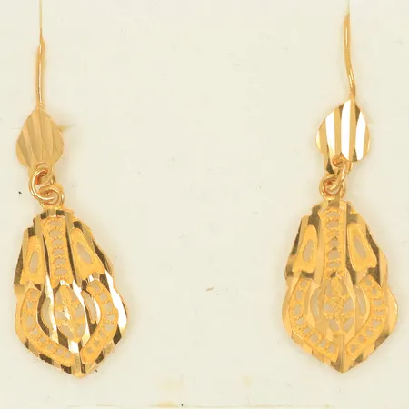 Örhängen med genombruten dekor, längd 48mm, bredd 14mm, ojämna öglor, 21K, 2,8g Vikt: 2,8 g