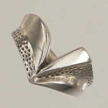 Ring, stl 18, bredd 13,5mm, 925/1000 silver Vikt: 4,7 g