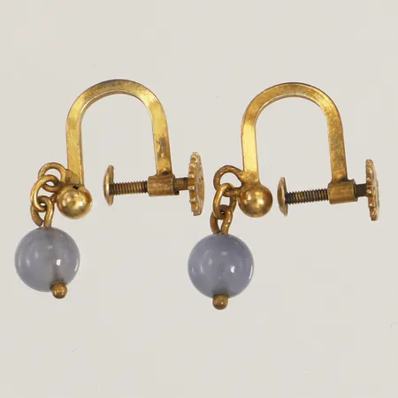 Ett par örhängen med blå stenar troligen kalcedoner, längd 16,5mm, bredd 5,5mm, förgyllda, silver Vikt: 1,6 g