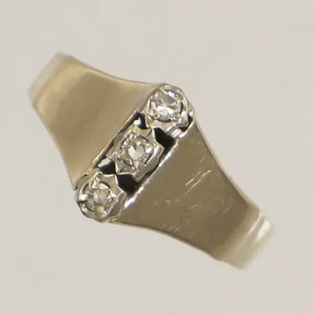 Ring med diamanter 3x ca0,02ct, stl 15¾, bredd 8,8mm, vitguld, 18K  Vikt: 2 g