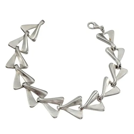 Armband, silver 925/1000, kraftig modell, längd 19,5-20,0 cm, bredd 16 mm, delvis matterad yta, tillverkarstämpel CGH (Guldfynd, Hallbergs, Iduna), förefaller sparsamt använd  Vikt: 32,3 g