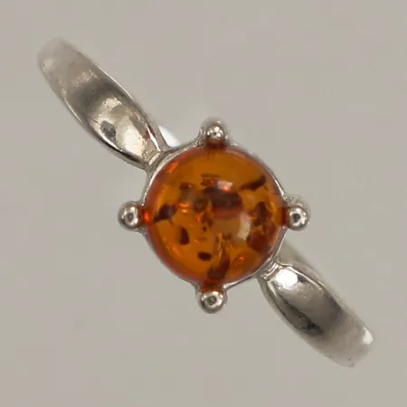 Ring med bärnsten, stl 17, bredd 6,5mm, 925/1000 silver  Vikt: 1,7 g