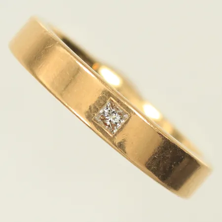 Ring med diamant 0,007ct enligt gravyr stl 18½, bredd 4mm, gravyr, 18K, 6,8g Vikt: 6,8 g