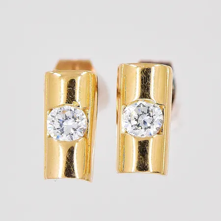 ett par örhängen med vit sten, längd 9mm, 18K Vikt: 1,1 g