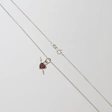 Kedja ankar med hänge granat Rebel Heart, längd ca 44,8cm, bredd 1-15mm, Maria Nilsdotter, vitguld, 18K. Nypris 13000kr Vikt: 4,8 g