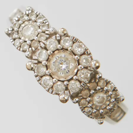 Ring med diamanter 1 x ca 0,16ct + 8 x ca 0,02ct + 30 x ca 0,005-0,01ct, stl15½, bredd 2-7,5mm, vitguld, behov av omrodering, 14K Vikt: 4,4 g