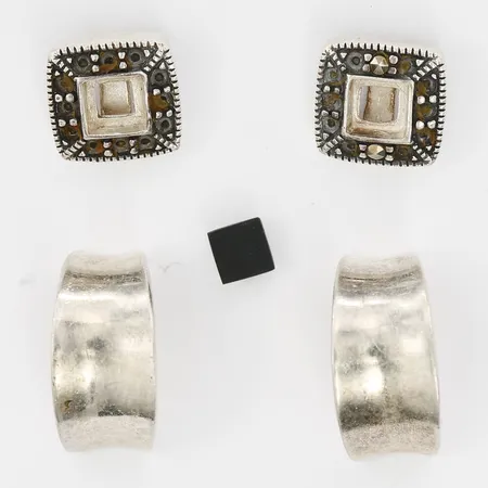 Två par örhängen, GHA, saknar markasiter & stenar, svart sten medföljes, saknar snurrebussar, 925/1000 silver Vikt: 5 g