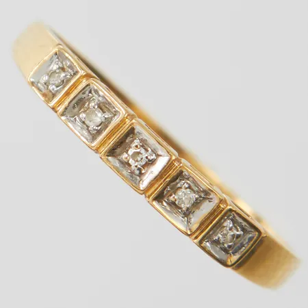 Ring med diamanter 5 x ca 0,005ct, stl17, bredd 1,5-3mm, 18K Vikt: 1,2 g