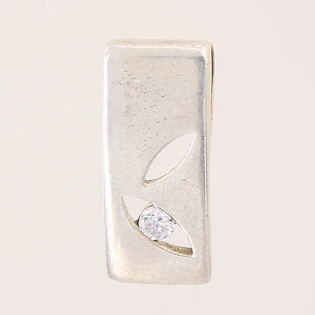 Hänge med vit sten samt genombruten dekor, 20x8,6mm, GHA, silver 925/1000 Vikt: 3,7 g