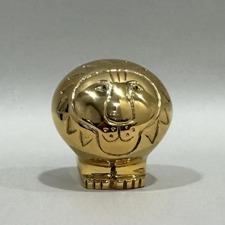 Figurin, Sittande lejon, Lisa Larson x Skultuna, höjd: 5,3cm, mässing, smärre buckla vid svansen, manual, dustbag, kartong