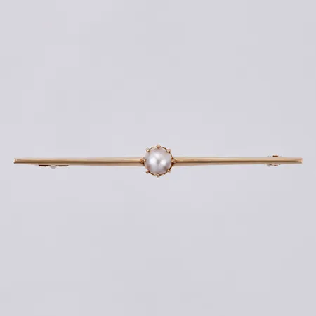 Brosch med odlad pärla Ø ca 5,6mm längd: ca 5,9cm bredd: ca 1-7mm GD&Co, Guldvaruaktiebolaget G. Dahlgren & Co Ab, Malmö, år 1926, 18K  Vikt: 2,4 g