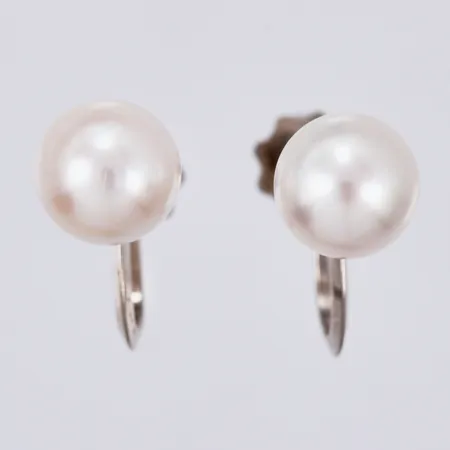 Ett par örhängen med odlade pärlor Ø ca 7,3-7,4mm skruvlås vitguld 18K  Vikt: 2,5 g
