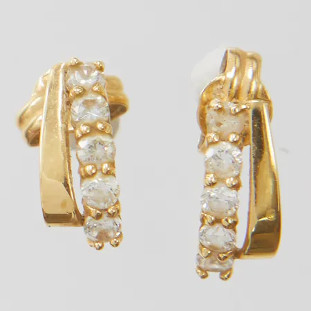 Ett par örhängen med vita stenar, ca 10x4mm, defekt snurrebuss, 18K Vikt: 0,9 g