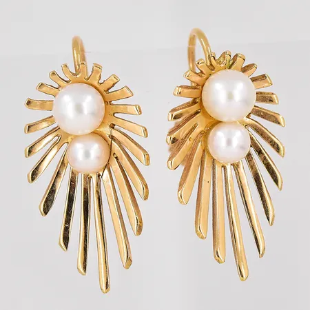 Ett par örhängen, längd 25mm, saltvattenpärlor, skruvmekanik, 18K Vikt: 4,9 g