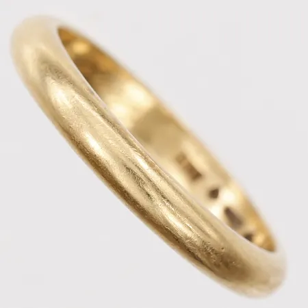 Ring, slät, stl 18½, bredd 2mm, gravyr, 18K guld. Vikt: 4,5 g